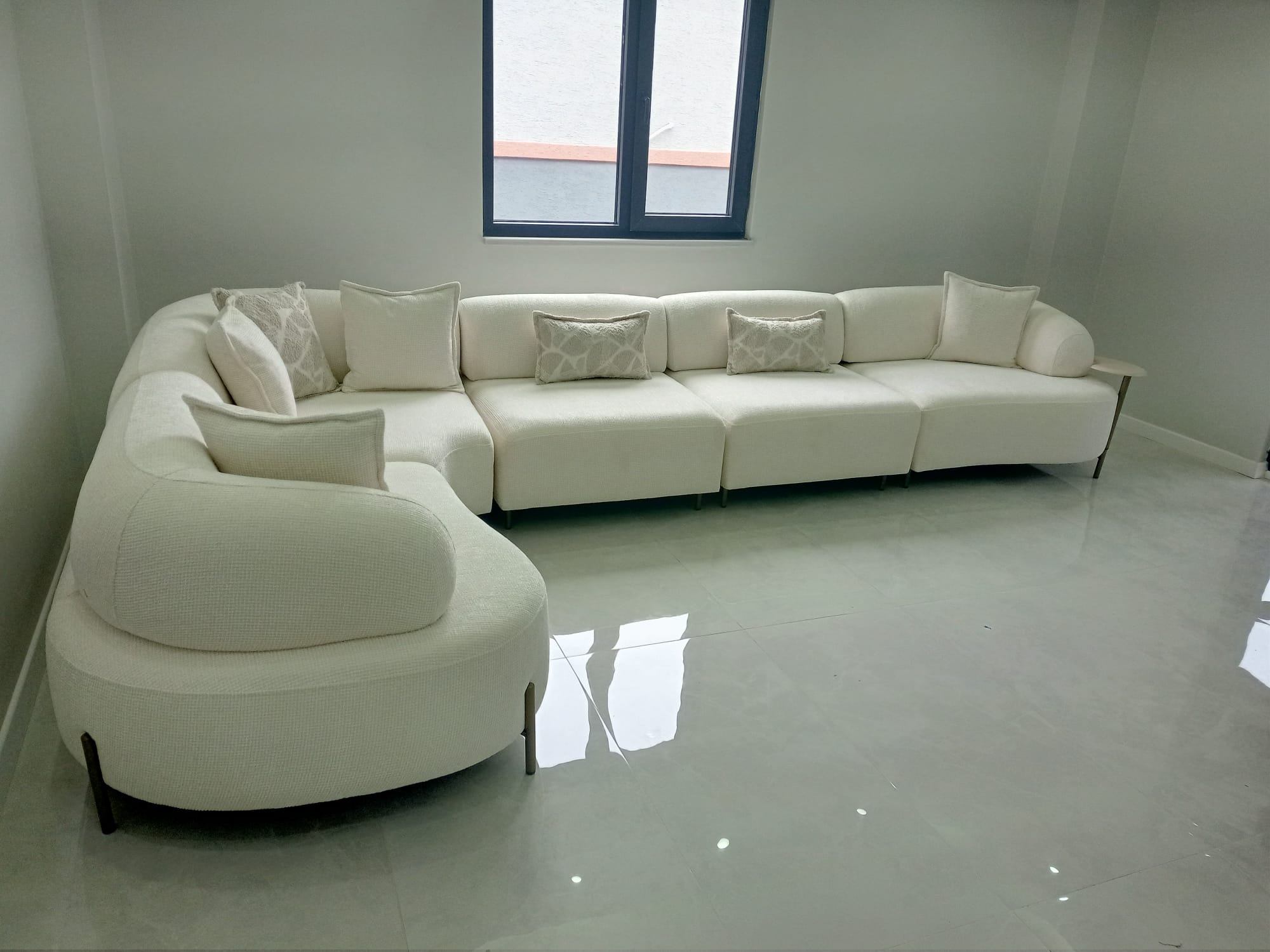 Furkan K. 2026 cream, modern and elegant corner sofa set. Enhance your home's aesthetics with our Inegol furniture campaigns.