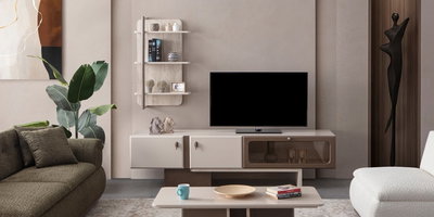 Modern Gloria Tv Ünitesi, krem ve kahve tonlarında şık tasarımıyla İnegöl mobilya fiyatları arasında öne çıkıyor. Duvar rafıyla tamamlanan zarif salon dekorasyonu.