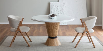 İcon Meşe yuvarlak masa ve modern ahşap ayaklı bej döşemeli sandalyeler. Minimalist dekorasyonlu odada şık bir İnegöl mobilya modelleri sunumu.