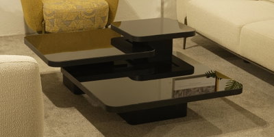 Modern tasarımlı siyah orta sehpa seti, parlak ve kademeli yüzeyleriyle salon dekorasyonuna şıklık katar. Bursa mobilya kalitesi.