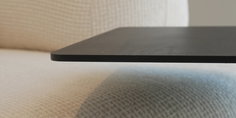 Beyaz koltuk yanında, siyah metal tablalı ve doğal taş mermer ayaklı modern yan sehpa. Kaliteli İnegöl mobilya estetiği.