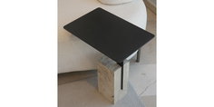 Beyaz koltuk yanında, siyah metal tablalı ve doğal taş mermer ayaklı modern yan sehpa. Kaliteli İnegöl mobilya estetiği.