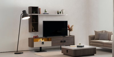 Prada Tv Ünitesi Koyu Ceviz, modern çizgileriyle dikkat çeken bir oturma odası setinde. Şık ve fonksiyonel bu İnegöl mobilya ürünü, depolama alanları sunar.