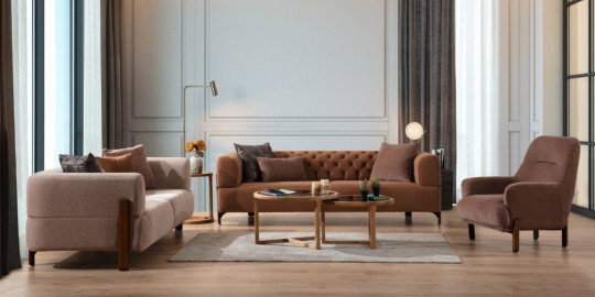 Cratos Wood koltuk takımı, modern salon. Kahverengi chesterfield üçlü, bej ikili ve tekli koltuklar. Ahşap detaylar ve Modern inegol mobilya şıklığı.