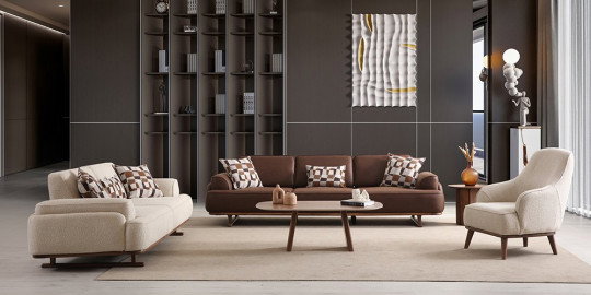 Kahverengi üçlü koltuk, krem tekli koltuk ve pufun bulunduğu Dolce Koltuk Takımı, modern yaşam alanları için ideal. İnegöl mobilya Fiyatları ile kaliteye ulaşın.