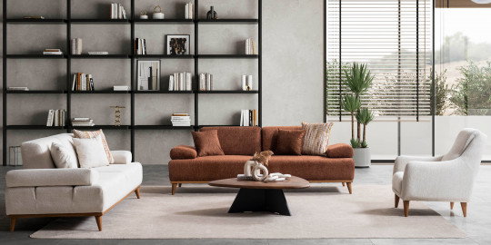 Modern tasarımlı Liberty Koltuk Takımı, bej ve kahverengi koltuklarla dekore edilmiş şık bir salon. Duvar rafı ve yeşil bitkilerle tamamlanan bu İnegöl mobilya, konfor ve estetiği birleştiriyor.