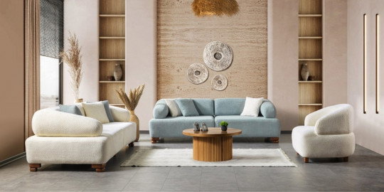 Açık renkli Nigozi Koltuk Takımı, krem ve buz mavisi tonlarında, modern bir salon tasarımında. Bursa mobilya kalitesiyle estetik ve konfor bir arada sunuluyor.