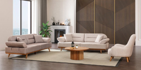 Açık bej renkli, modern çizgili Togg Koltuk Takımı. İki adet üçlü koltuk, bir berjer ve ahşap sehpa içeren bu İnegöl mobilya seti, sıcak bir salon atmosferi sunuyor.