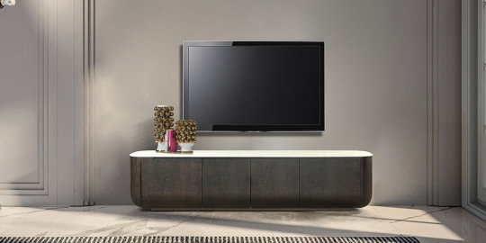 Şık siyah Era TV ünitesi, beyaz mermer görünümlü üst yüzeyi ve kavisli tasarımıyla modern bir oturma odası için ideal. Modern inegol mobilya kalitesiyle estetik ve fonksiyonelliği bir arada sunar.