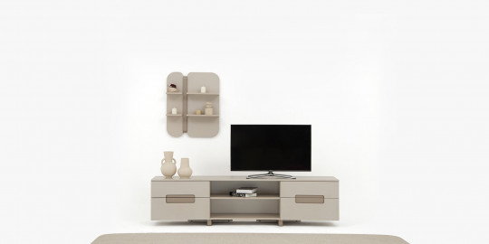 Beyaz fonda şık, modern, bej renkli Fiesta Tv Ünitesi ve uyumlu asma raf seti. Geniş depolama ve minimalist dekorasyon için ideal. Bursa mobilya kalitesiyle evinizin havasını değiştirin.