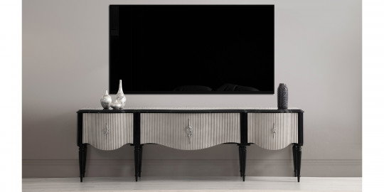 Siyah ve gümüş renklerde, dalgalı hatlara sahip üç kapılı Maserati TV ünitesi. Üzerinde dekoratif vazolarla birlikte modern İnegöl mobilya modelleri arasında şık bir alternatif.