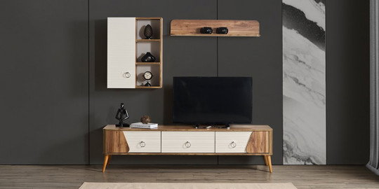 Modern ceviz ve beyaz Tesla Tv Ünitesi, duvara monte raflar ve dolaplar ile. İnegöl mobilya modelleri arasında şık ve fonksiyonel bir seçenek.