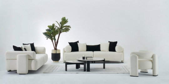 Modern krem renkli Tokyo Koltuk Takımı, siyah-beyaz kırlentler ve mermer görünümlü sehpalarla şık bir salon dekorasyonu sunar. Kaçırmayın inegöl mobilya kampanyaları.
