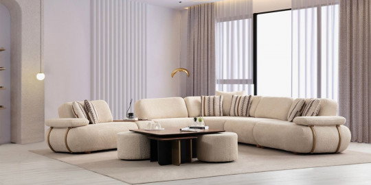 Modern ve konforlu Madrid Köşe Koltuk Takımı, krem rengi boucle kumaşı ve şık metal detaylarıyla inegol mobilya kalitesini sunar. Oturma odası için ideal.