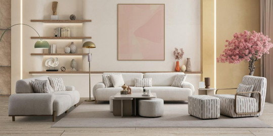 Modern tasarımlı Pera Plus Koltuk Takımı, krem rengi kanepeler ve çizgili berjerle döşenmiş, şık aksesuarlarla tamamlanmış bir oturma odası. Uygun Fiyatlı inegöl mobilya seçenekleriyle evinize estetik katın.