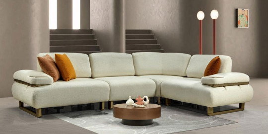 Modern tasarımlı, krem rengi Ferah Köşe Koltuk Takımı, boucle kumaşı ve metal detaylarıyla şık bir görünüm sunar. Kaliteli İnegöl mobilya.