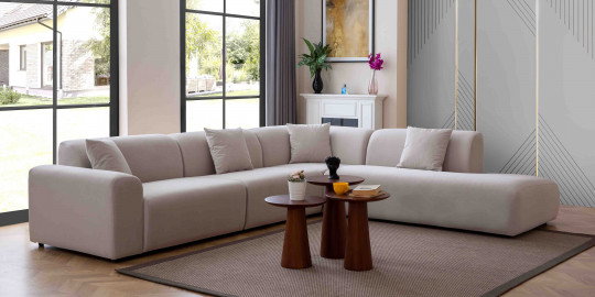 Ferah bir pencere manzarası önünde modern, açık bej rengi Madrid Köşe Koltuk Takımı. Ergonomik tasarımı ve İnegöl mobilyası kalitesiyle evinizin atmosferini yükseltin.