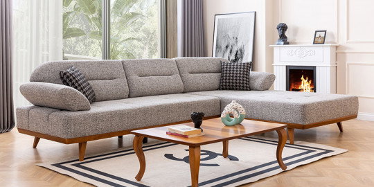 Ahşap ayaklı, gri Togg Köşe Koltuk Takımı, modern salonda houndstooth yastıklarla şık bir görünüm sunar. Kaliteli İnegöl mobilya.