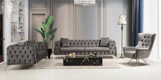 Modern gri Fantom Koltuk Takımı, chesterfield tarzı düğmeli döşemesi ve parlak metal ayaklarıyla oturma odası. Şık bir İnegöl mobilya örneği.