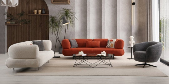Manetti Koltuk Takımı'nın modern turuncu ana ve krem tekli koltukları, siyah metal ayaklı yapısıyla çağdaş bir salonu tamamlıyor. Kaliteli İnegöl mobilyası estetiği.