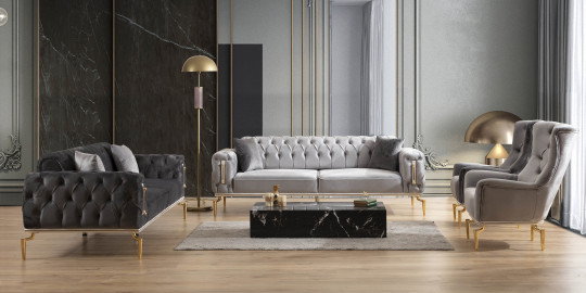 Gümüş ve antrasit renklerdeki chesterfield detaylı Polo Koltuk Takımı, modern ve lüks bir salon dekorasyonunu tamamlıyor. İnegöl mobilya modelleri arasında öne çıkan bu takım.