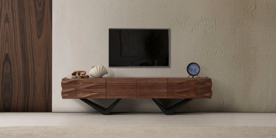Modern tasarımlı Meva ceviz TV ünitesi, siyah metal ayaklar ve dalgalı cephe detaylarıyla şık bir salon dekorasyonu sunar. İnegöl mobilya modelleri arasında estetik duruşuyla öne çıkar.
