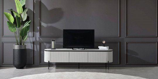 Şık flüt detaylı, metal ayaklı beyaz Tesla Plus TV ünitesi, Modern inegol mobilya tarzını yansıtan estetik bir ev dekorasyonu sunar.
