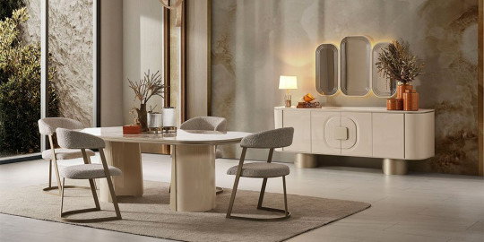 Farella Yemek Odası Takımı, modern oval mermer desenli masa, şık sandalyeler ve krem rengi büfesiyle yaşam alanınıza değer katar. İnegöl mobilya kalitesini yansıtan bu takım, zarafet ve fonksiyonelliği bir araya getiriyor.