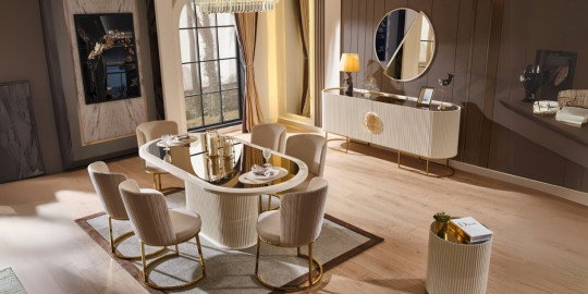 Modern ve lüks Gucci Ekru Gold Yemek Odası Takımı, zarif masa, sandalyeler ve büfesiyle. Bursa mobilya kalitesi.