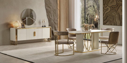 Modern ekru ve altın detaylı Solo yemek odası takımı, aynalı konsol ve konforlu sandalyeleriyle. Kaliteli İnegöl mobilya şıklığı.