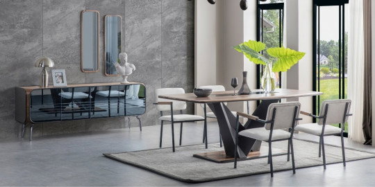 Modern Tual Yemek Odası Takımı, koyu ahşap masa, gri döşemeli sandalyeler ve aynalı büfeden oluşuyor. İnegöl mobilya kalitesi.