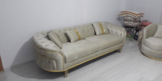 Ayhan Kaya - Erzincan üçlü koltuk, lüks krem chesterfield tasarımı. Altın detaylar ve konforlu kumaşıyla İnegöl mobilya modelleri arasında öne çıkıyor.