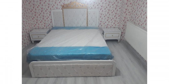 Beyaz rengin zarafeti ve altın detayların ihtişamıyla tasarlanmış, iki komodinli Modern inegol mobilya yatak odası takımı. Yeni ve şık.