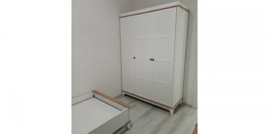 Modern dört kapılı beyaz gardırop ve uyumlu tek kişilik yatak, doğal ahşap detaylarla tasarlanmıştır. Kaliteli Bursa mobilya ürünleri arasında yer alır.
