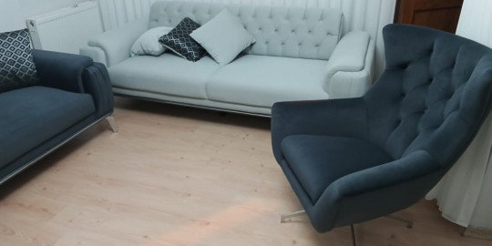 Gri tonlarında modern koltuk takımı, chesterfield kanepe ve berjer. Konforlu ve şık tasarımıyla Neriman Yerlikaya - Kocaeli için uygun fiyatlı İnegöl mobilya.