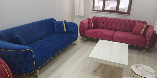 Lüks mavi ve bordo kadife chester koltuk takımı, altın detaylı şık tasarımıyla öne çıkıyor. Bu özel ürün, inegöl mobilya kampanyaları ile evinize geliyor.