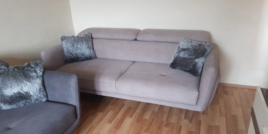 Gri bej renkte modern tasarım ikili kanepe, koyu gri peluş yastıklarla dekore edilmiş, Uygun Fiyatlı inegöl mobilya koleksiyonundan.