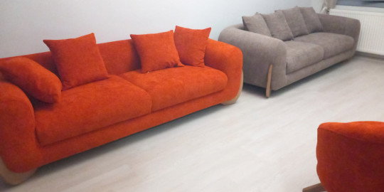 Şerife Gök - Konya koleksiyonundan modern çizgili, turuncu ve bej renklerdeki koltuk takımı. Konforlu salon dekorasyonu için İnegöl mobilya Fiyatları.