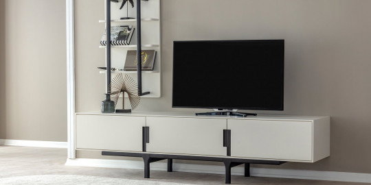 Modern salon dekorasyonuna uygun, beyaz renkli Aura Tv Ünitesi Siyah modeli, şık tasarımıyla dikkat çekiyor. Bursa mobilya kalitesiyle evinizi güzelleştirin.