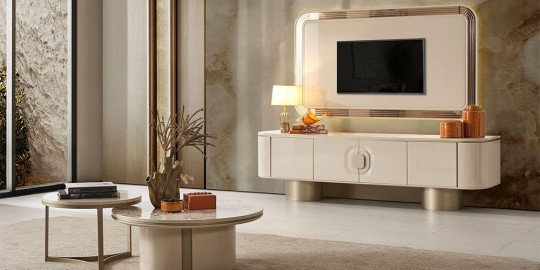 Krem rengi Farella Tv Ünitesi ve modern sehpaların yer aldığı şık salon. Bursa mobilya kalitesiyle estetik bir yaşam alanı.