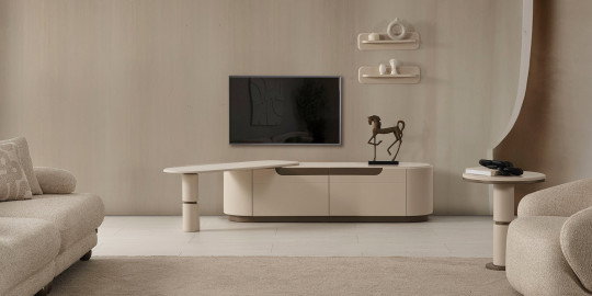 Açık bej tonlarında, oval hatlı Mokka Tv Ünitesi ve modern salon mobilyaları, inegol mobilya kalitesiyle estetik bir yaşam alanı sunuyor.
