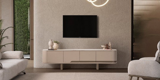Modern bir salonda yer alan bej rengi Noya Tv Ünitesi, beyaz tabla ve dört kapaklı tasarımıyla şık bir İnegöl mobilyası örneğidir.