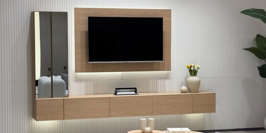 Aydınlatmalı modern ahşap Vena Tv Ünitesi, duvara monte tasarımı, geniş çekmeceleri ve aynalı konsoluyla şık bir yaşam alanı sunar. Modern inegol mobilya kalitesi.
