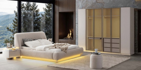 LED aydınlatmalı modern Paris yatak odası takımı, cam kapaklı gardırop, şömine ve dağ manzaralı lüks tasarım. Bursa mobilya kalitesi.