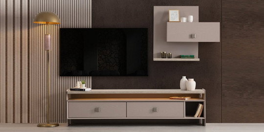 Şık ve modern İnci Tv Ünitesi, gri ve beyaz tonlarında, duvara monte raf ve çekmeceli bir tasarıma sahiptir. Fonksiyonel İnegöl mobilyası estetiği.