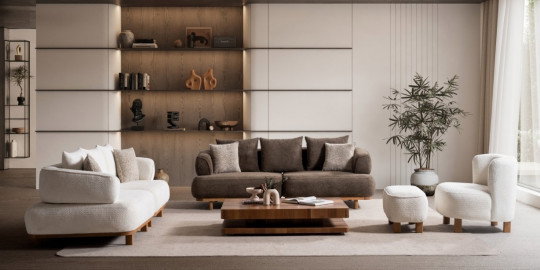 Geniş, modern bir salonda bulunan Latte Koltuk Takımı. Kahverengi ve krem tonlarındaki parçalar, ahşap ayak detaylarıyla İnegöl mobilya modelleri arasında öne çıkıyor.