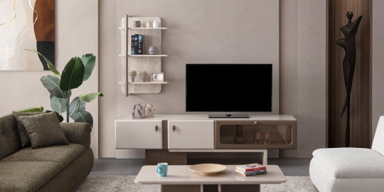 Modern Gloria Tv Ünitesi, krem ve kahve tonlarında şık tasarımıyla İnegöl mobilya fiyatları arasında öne çıkıyor. Duvar rafıyla tamamlanan zarif salon dekorasyonu.