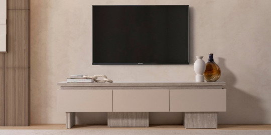 Duvara monte TV ile uyumlu, bej ve ahşap tonlarında şık Mokka Tv Ünitesi. Bu modern inegol mobilya, estetik ve fonksiyonelliği bir araya getiriyor.