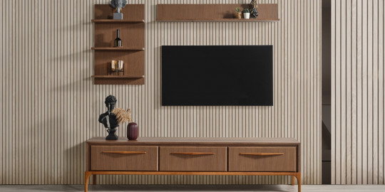 Modern ahşap Hayal Tv Ünitesi, duvara monte raflar, üç çekmeceli konsol ve panel detaylarıyla. İnegöl mobilya Fiyatları ile şıklık katın.