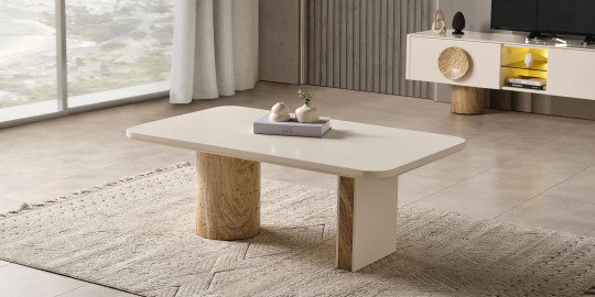 Şık oturma odasında, krem tablası ve doğal dokulu ahşap ayaklı Serene Orta Sehpa. Modern İnegöl mobilyası estetiğiyle konfor sunar.